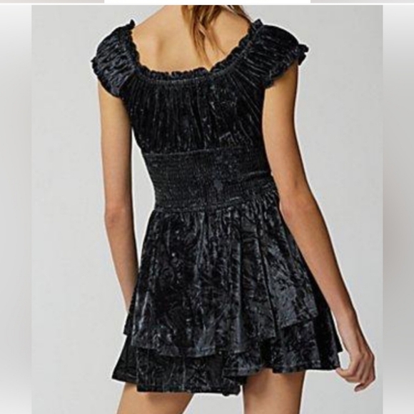 COPY - URBAN OUTFITTERS WOMEN ROSIE ROMPERS JUMPSUIT SIZE M BLACK VELVET - Picture 2 of 3